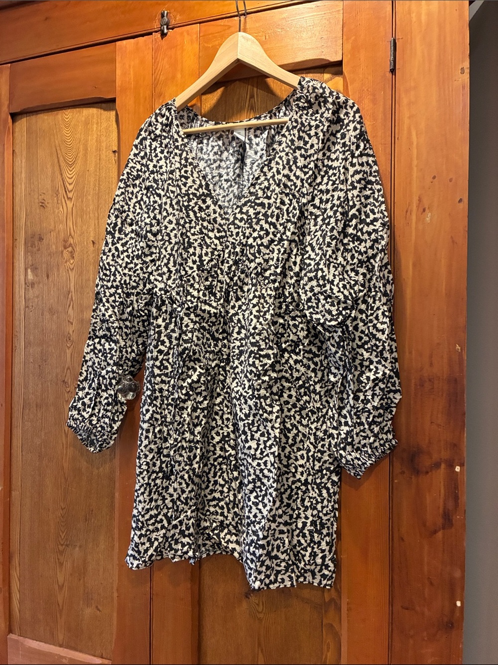 Women’s Black & White Printed V-Neck Blouse